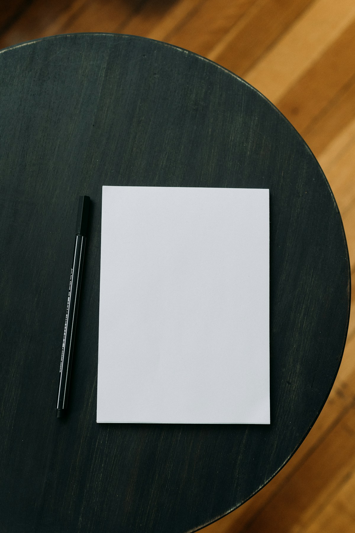 Papel y herramientas de escritura en una composición editorial de creatividad.